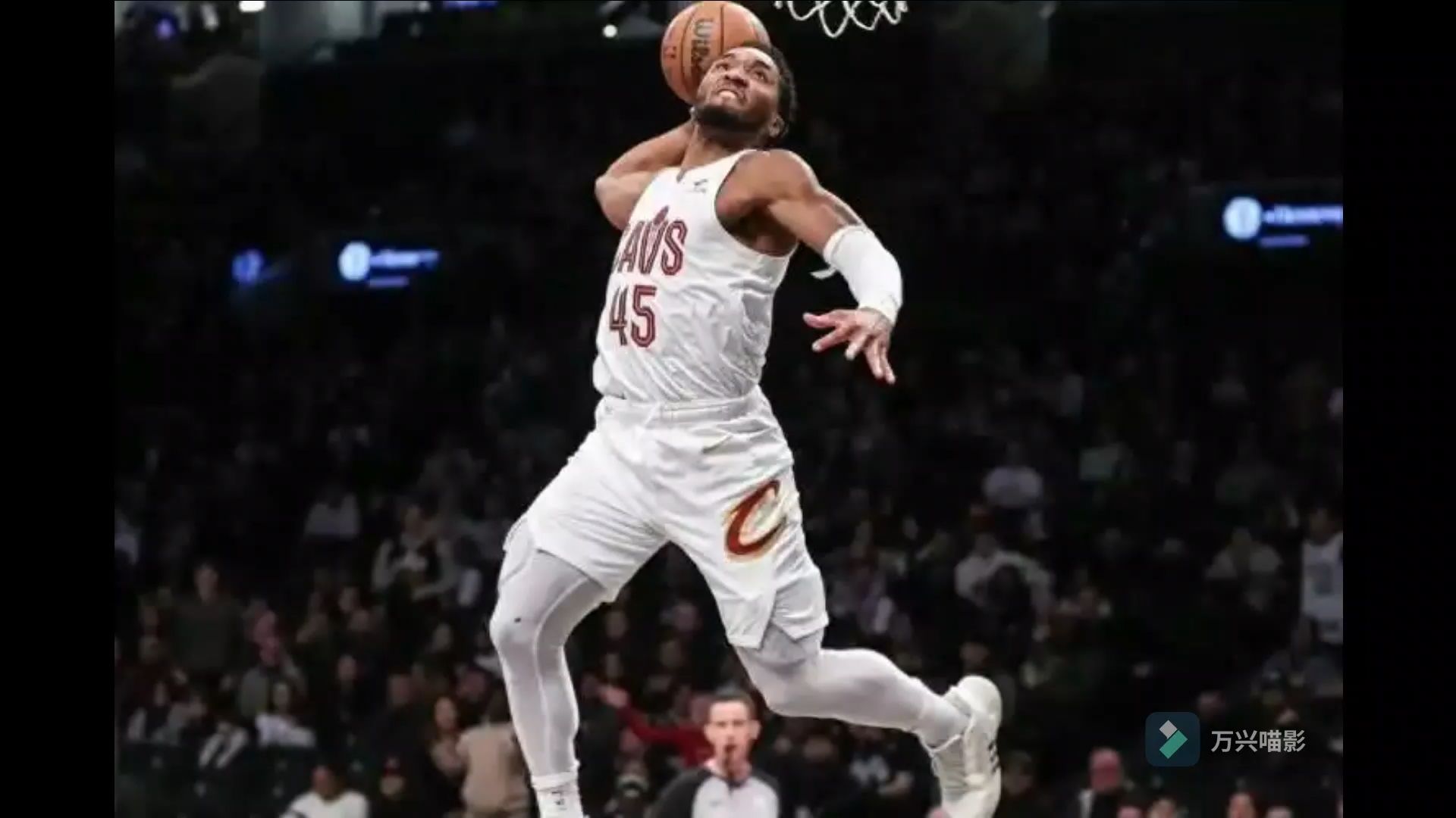 名记：字母最近向队友强调专注篮球的重要性，别被外界声音干扰