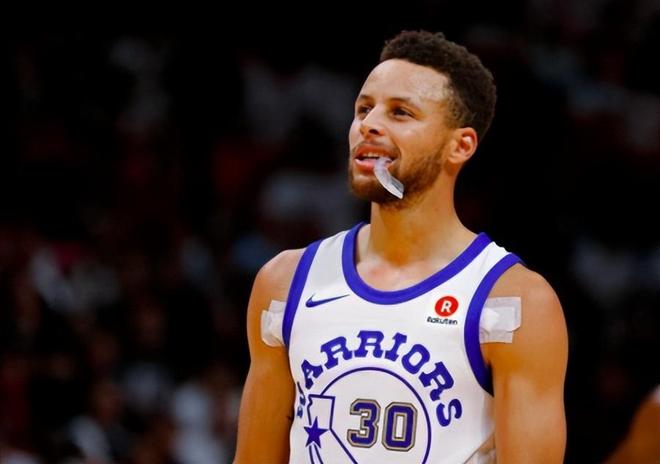 [德甲]科曼左侧落底传中 凯恩轻松头球破门