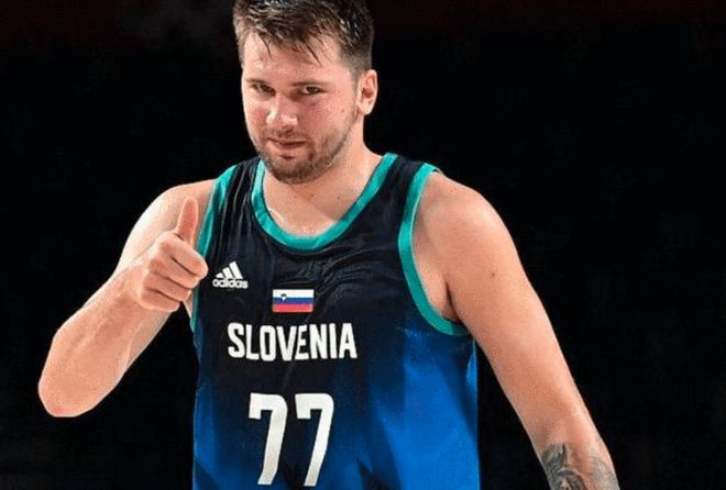 大谷翔平在 2023 年 WBC 对阵捷克后的举动，被国际媒体称为“最绅士球员”