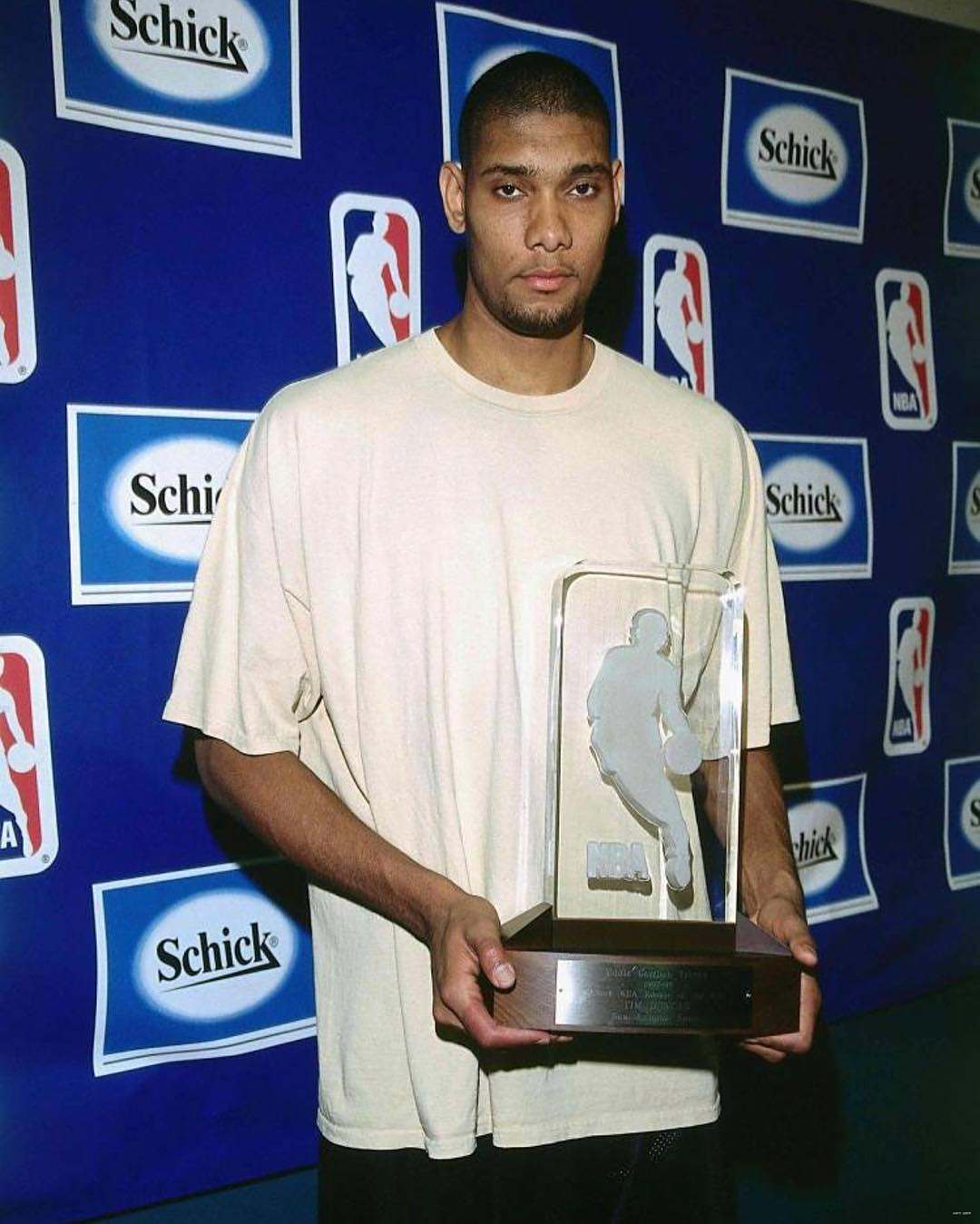 费城人队核心特纳（Trea Turner）因在比赛中带伤守备获得球迷起立致敬