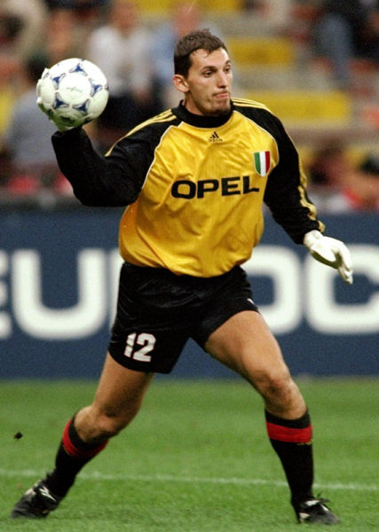 欧冠：拜仁三球横扫里昂